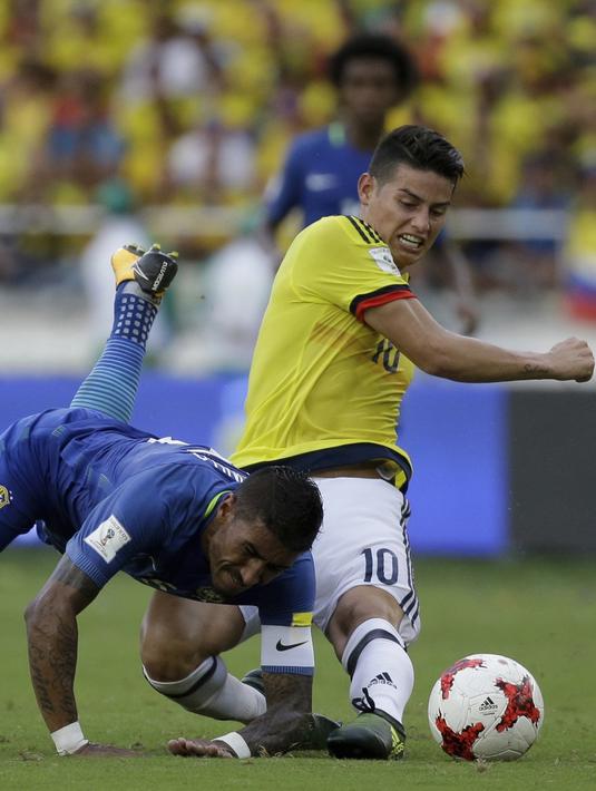 Pemain Kolombia, James Rodriguez (kanan) berebut bola dengan pemain Brasil, Paulinho pada kualifikasi Piala Dunia 2018 di Roberto Melendez stadium, Barranquilla, Kolombia, (5/9/2017). Kolombia bermain imbang 1-1 lawan Brasil. (AP/Ricardo Mazalan)