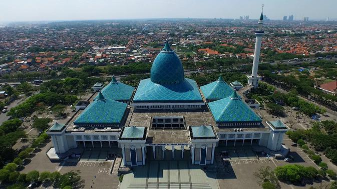 Masjid Nasional Al Akbar Surabaya memiliki banyak keistimewaan, termasuk pada teknologi yang digunakannya. Foto: Muhamad Husni/ Liputan6.com