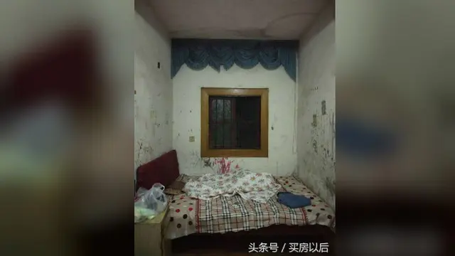 Transformasi kamar kos yang dulunya kumuh menjadi layak untuk ditinggali.