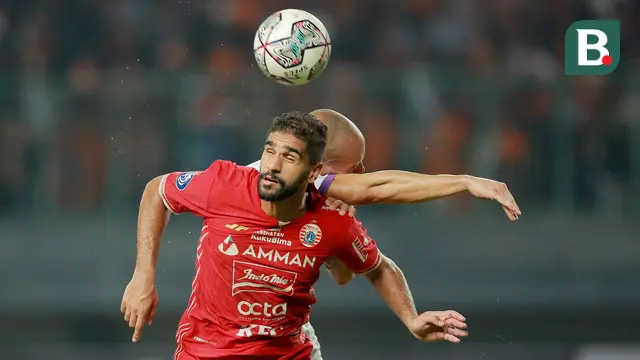 Foto: Melihat Sengitnya Duel Udara Pemain Persija Kontra Persita di BRI Liga 1