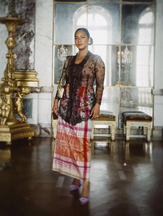Penampilan elegan Tara Basro kenakan kebaya brokat berwarna hitam yang dipadukan sarung bugis berwarna pink. [@tarabasro].