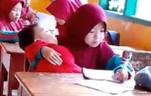 Ibunya Sudah Meninggal, Siswi SD ini Rawat Adiknya Hingga Sekolah pun Sambil Menggendongnya