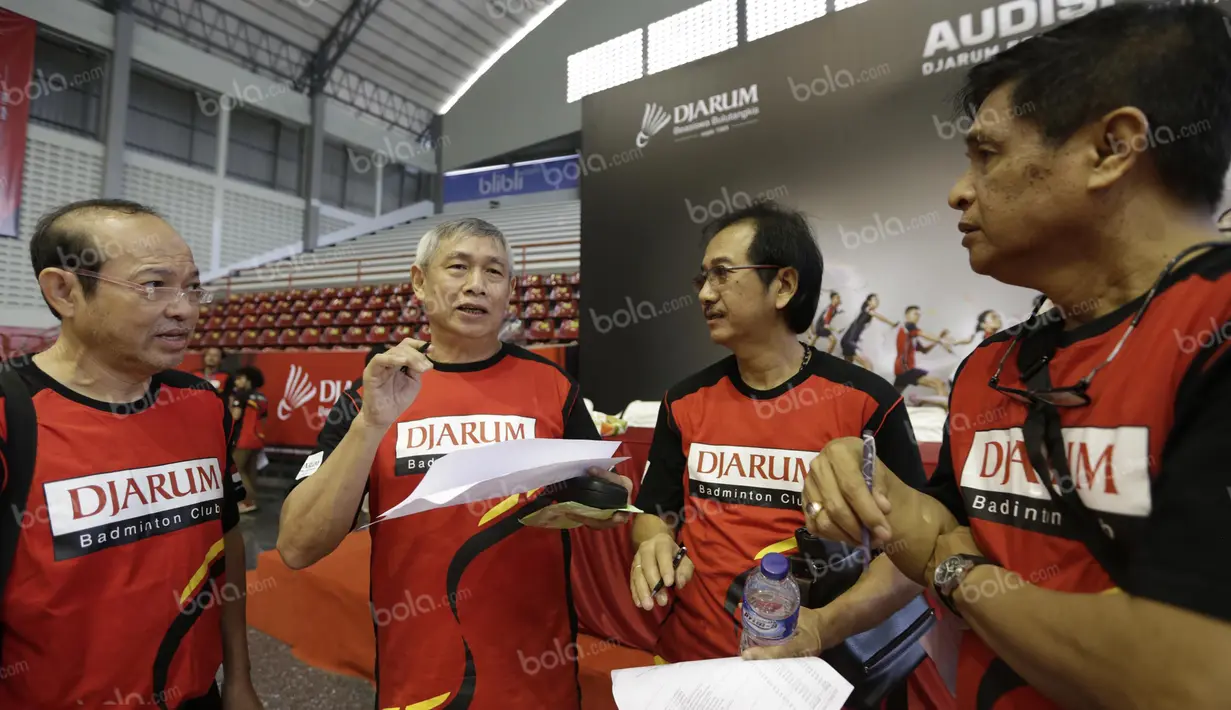 Tim pemandu bakat (dari kiri ke kanan), Hastomo Arbi, Christian Hadinata, Eddy Prayitno, dan Basri Yusuf berdiskusi saat Audisi Umum Beasiswa Bulutangkis PB Djarum di GOR Sritex, Solo, Senin (11/4/2016). (Bola.com/Arief Bagus)