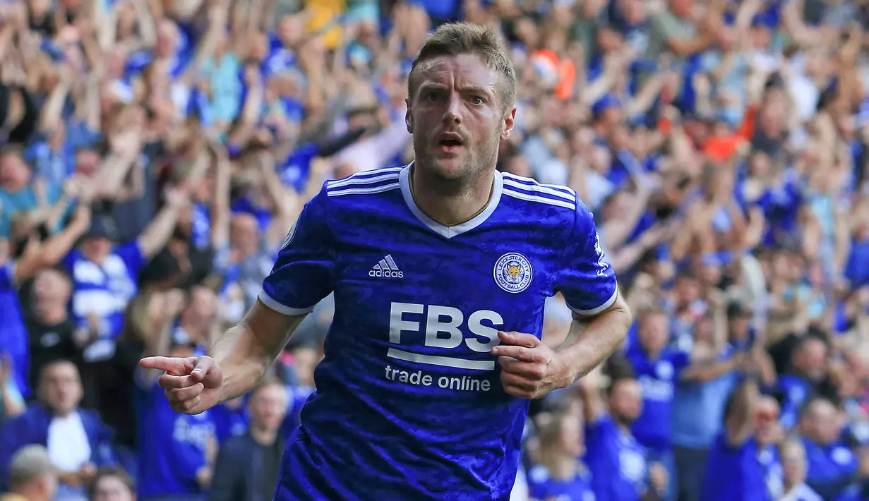 Jamie Vardy. Striker berusia 34 tahun yang telah memperkuat Leicester City selama 10 musim sejak 2012/2013 ini total telah mencetak 125 gol dari 253 laga di Liga Inggris. Gol teranyar dan yang ke-7 musim ini dicetak saat menang 4-2 atas Manchester United, 17 Oktober 2021. (AFP/Lindsey Parnaby)