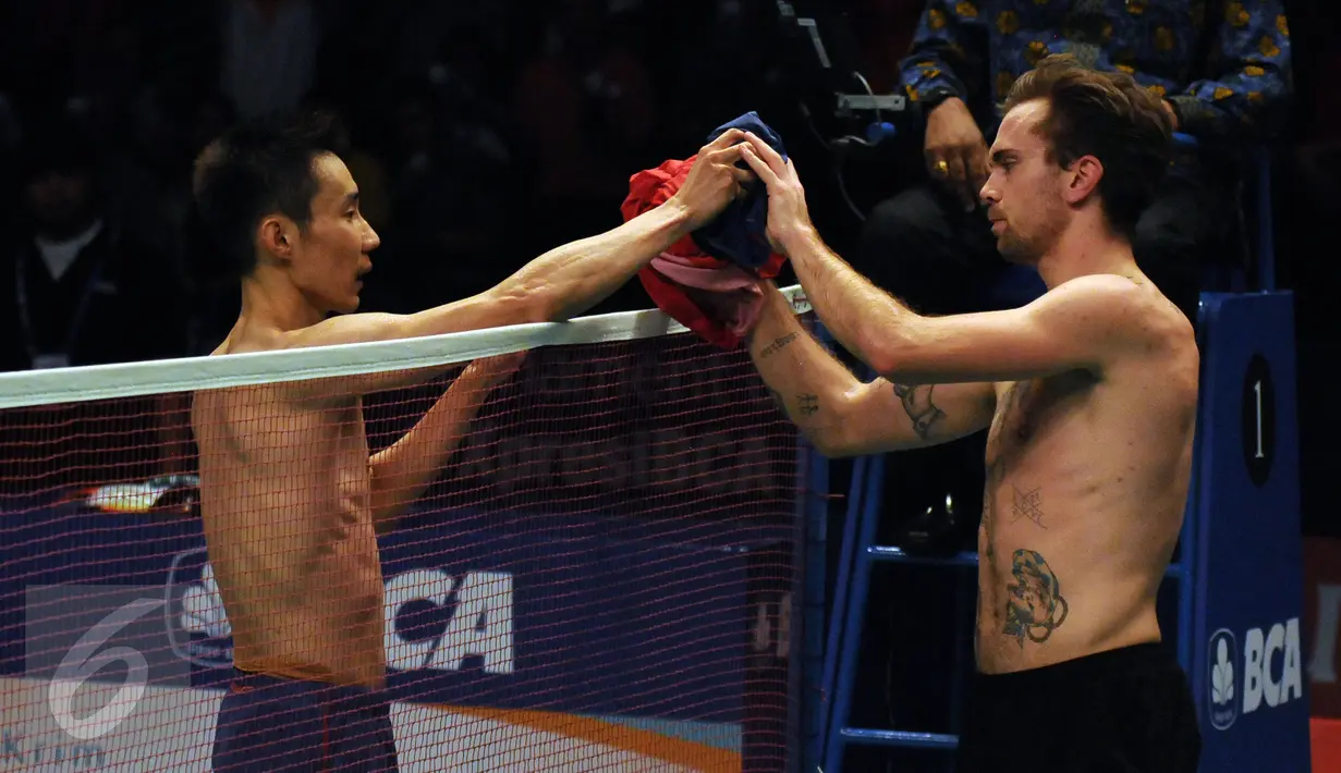 Tunggal putra Malaysia, Lee Chong Wei (kiri) bertukar baju dengan Jan O Jorgensen (Denmark) usai laga final BCA Indonesia Open 2016, Jakarta, Minggu (5/6/2016). Lee Chong Wei unggul 17-21, 21-19, 21-17. (Liputan6.com/Helmi Fithriansyah)