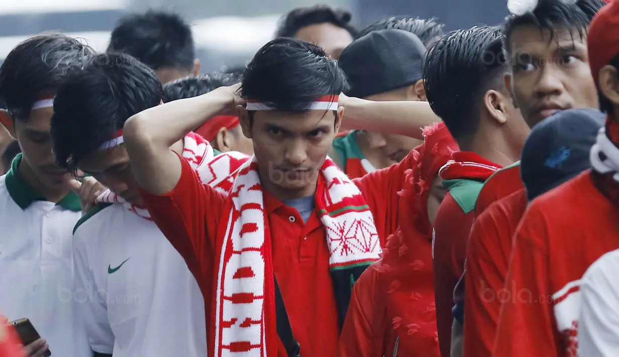 Suporter saat memasuki Stadion Utama Gelora Bung Karno (SUGBK), Jakarta, Minggu (14/1/2018). Kehadiran mereka untuk menyaksikan langsung pertandingan antara Indonesia melawan Islandia dalam laga persahabatan. (Bola.com/M Iqbal Ichsan)