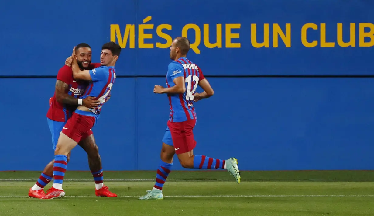 Diturunkan sebagai starting eleven, Memphis Depay langsung ciptakan gol cepat di menit ketiga. Pemain berkebangsaan Belanda tersebut mampu memanfaatkan umpan Yusuf Demir untuk mengubah papan skor menjadi 1-0. (Foto: AP/Joan Monfort)