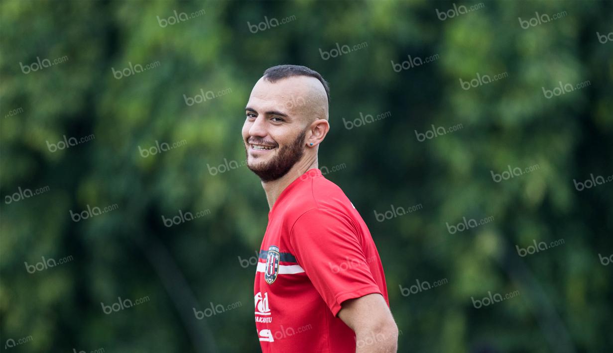 Namun sayang, posisi Kiko Insa di Arema tersingkir karena pelatih Singo Edan, Milomir Seslija tidak menyukai gaya bermain bek Spanyol itu. (Bola.com/Vitalis Yogi Trisna)