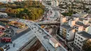 Petugas pemadam kebakaran dan polisi setempat berusaha melakukan evakuasi terhadap kendaraan yang hancur akibat runtuhnya sebuah jembatan layang di Belo Horizonte, Brasil, (3/7/2014). (AFP PHOTO/Pedro Duarte)