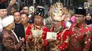 Gubernur DKI Jakarta, Anies Baswedan dan Abdullah Gymnastiar usai menjadi saksi pernikahan pasangan termuda dalam nikah massal dan isbat nikah pada malam pergantian tahun 2018-2019 di Jakarta, Senin (31/12). (Liputan6.com/Helmi Fithriansyah)
