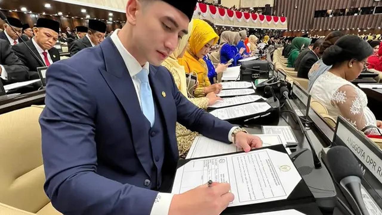 6 Potret Verrell Bramasta di Komisi X DPR RI, Public Speaking ketika Rapat Dipuji