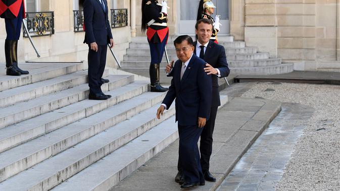 Presiden Prancis Emmanuel Macron (kanan) menyambut Wakil Presiden Indonesia Jusuf Kalla saat menghadiri KTT Paris: Ekstremisme Online di Istana Elysee, Paris, Prancis, Rabu (15/5/2019). Forum ini membahas pencegahan terorisme melalui penggunaan dunia digital. (REUTERS/Philippe Wojazer)