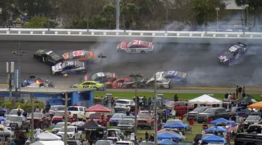 Sejumlah mobil saling bertabrakan pada lap ke-14 balapan NASCAR Daytona 500 di Daytona International Speedway, Pantai Daytona, Florida, Amerika Serikat, Minggu (14/2/2021). Sebanyak 16 mobil bertumpuk dalam kecelakaan tersebut. (AP Photo/Chris O'Meara)