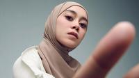 Lesti Kejora saat ini diingat sebagai penyanyi Dangdut dengan hijab dililit di leher. Penampilanya itu menjadi salah satu gaya andalannya di berbagai momen, termasuk ketika jalani sebuah pemotretan.(Liputan6.com/IG/@lestykejora)