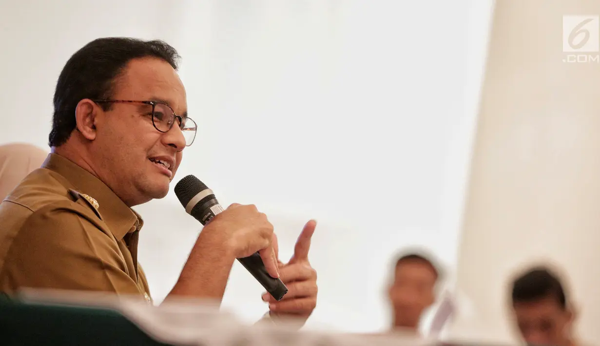 Gubernur DKI Jakarta Anies Baswedan memberi keterangan terkait pengambilalihan pengelolaan air, Gedung Balai Kota Jakarta, Senin (11/2). Pemprov DKI akan mengambil alih pengelolaan air dari PT Aetra Air Jakarta dan PT PALYJA. (Liputan6.com/Faizal Fanani)