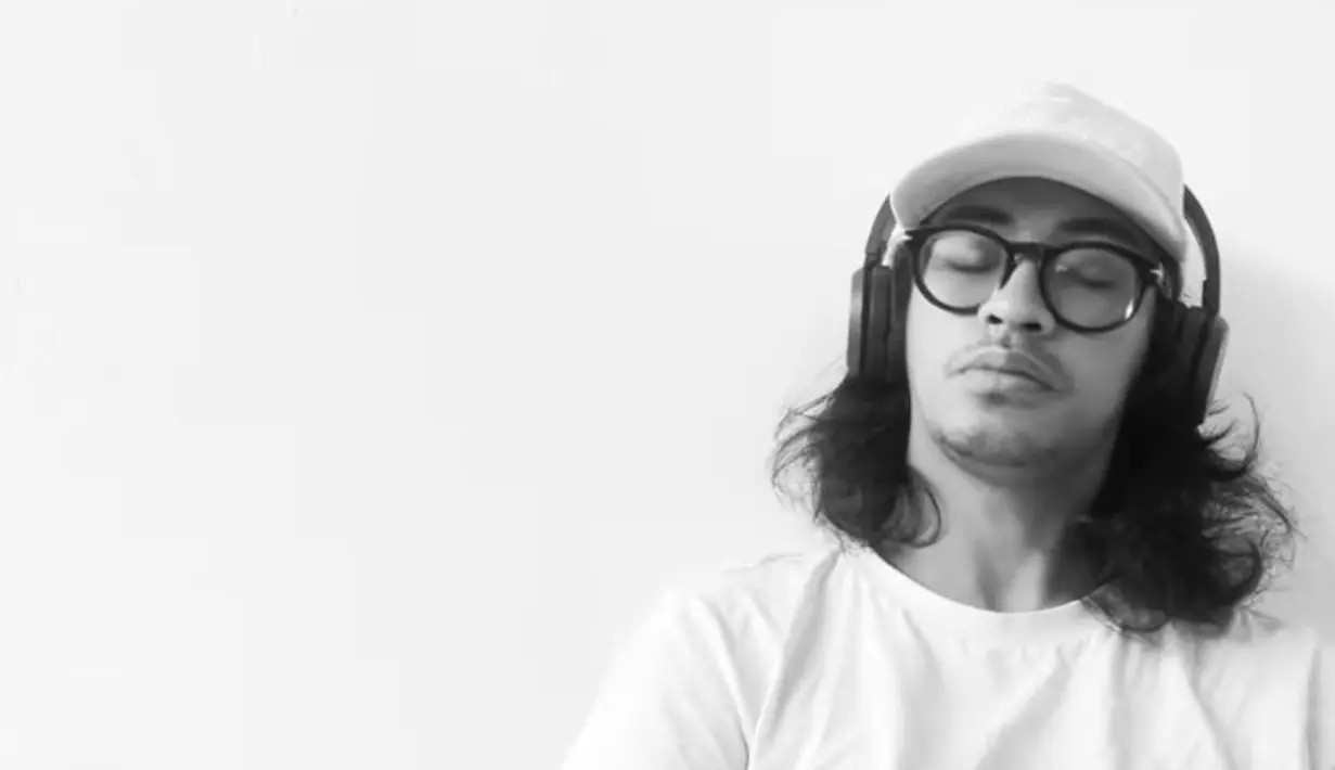 Beberapa waktu lalu, Abidzar memperlihatkan potret dirinya yang sedang tertidur mengenakan topi dan headset. Dia tampil sederhana dengan kaos polos. [instagram/abidzar73]