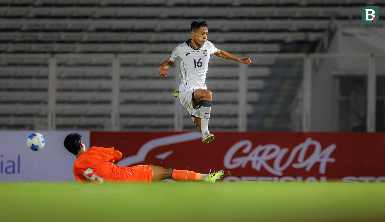 Pemain Timnas Indonesia U-22, Dony Tri Pamungkas (kanan) berusaha melewati penjagaan pemain India, Brahmacharimayum Sumit Sharma dalam laga uji coba di Stadion Madya, Senayan, Jakarta, Minggu (13/10/2025). (Bola.com/Bagaskara Lazuardi)