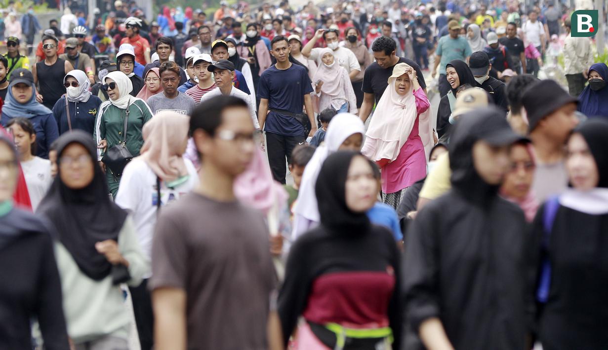 Selain berolahraga, banyak juga warga yang hanya menikmati suasana pagi ibu kota hingga berfoto dengan latar belakang gedung perkantoran. (Bola.com/M Iqbal Ichsan)
