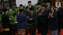 Prabowo Subianto dan Gibran Rakabuming Raka menerima berkas berita acara pelantikan dari Ketua MPR RI Ahmad Muzani. (Liputan6.com/Herman Zakharia)