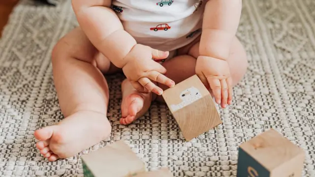 ilustrasi mainan bayi