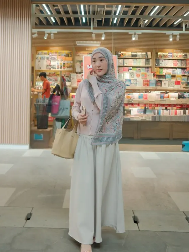 Potret Larissa Chou Menawan dengan Hijab Motif