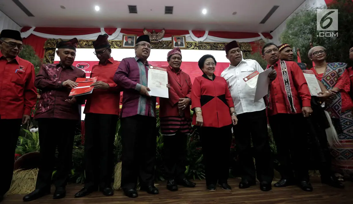 Ketua Umum PDIP Megawati Soekarnoputri berpose bersama pasangan cagub-cawagub PDIP untuk Pilkada 2018 di Kantor DPP PDIP, Jakarta, Minggu (17/11). (Liputan6.com/Faizal Fanani)