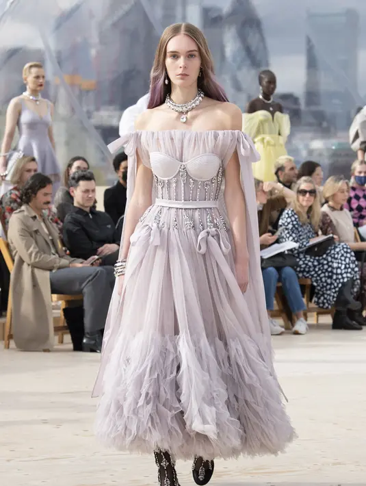 Skeletal corset dress offf-shoulder ini memiliki detail pita, kristal, dan sulaman tulle berbahan sutra merah muda dan net Paris. Foto: Document/Alexander McQueen.