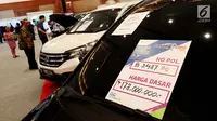 Sebuah mobil merek Toyota Sienta Tipe  G tahun 2007 yang dipamerkan dalam ajang Lelang Expo 2017 di Jakarta Convention Center, Jumat (22/9). Direktorat Jenderal Kekayaan Negara (DKJN) mengadakan lelang barang gratifikasi. (Liputan6.com/Angga Yuniar)