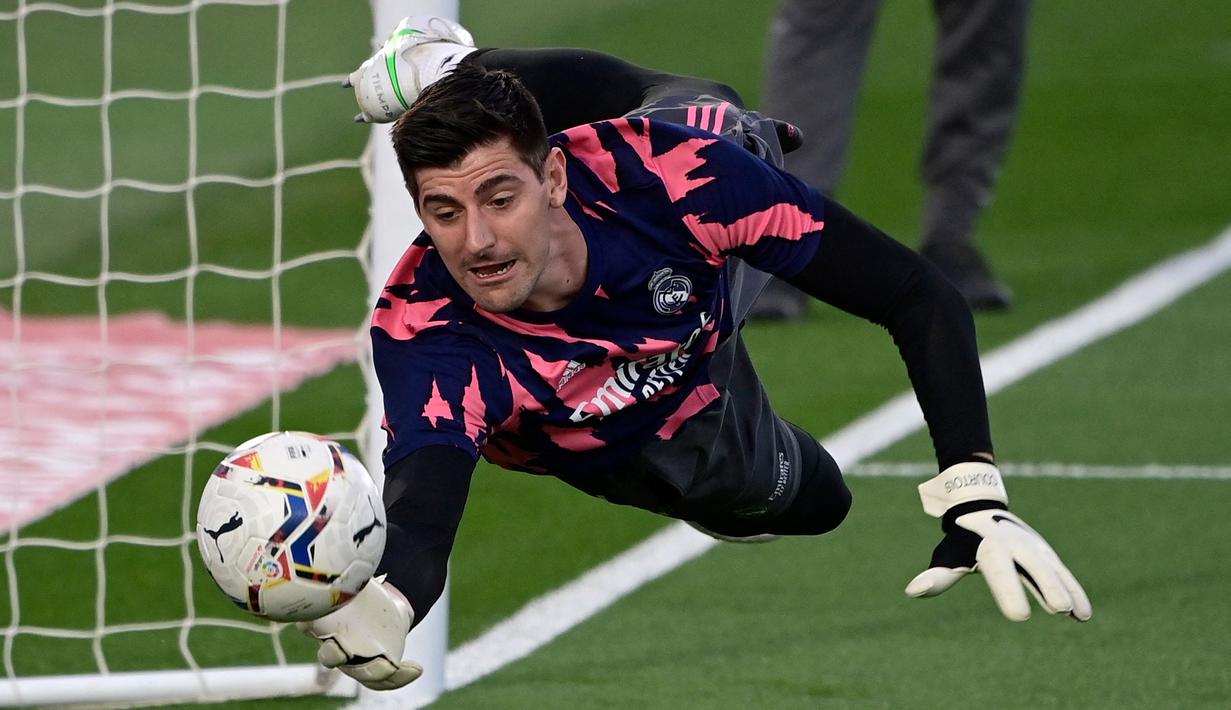 Thibaut Courtois. Kiper Real Madrid berusia 29 tahun ini mengawali musim keempatnya bersama Los Blancos dengan kemenangan 4-1 atas Alaves, yang merupakan laga ke-100 nya di LaLiga. Sehari setelahnya, pada 16 Agustus 2021 ia memperpanjang kontraknya 5 tahun ke depan. (Foto: AFP/Javier Soriano)