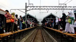 Calon penumpang menunggu kereta commuter line di Stasiun Manggarai, Jakarta, Kamis (13/2/2020). Rekayasa perjalanan KRL dijadwalkan berlangsung 11 hari, kurun waktu 13-23 Februari 2020. (merdeka.com/Magang/Muhammad Fayyadh)