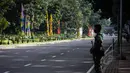 Seorang petugas terlihat berjaga di sekitar ruas Jalan Medan Merdeka Barat dan Thamrin yang ditutup untuk kendaraan umum, Jakarta, Rabu (22/4/2015). Sejumlah ruas jalan utama di Jakarta ditutup untuk sementara saat puncak KAA. (Liputan6.com/Faizal Fanani)