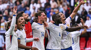 Pemain timnas Prancis merayakan kemenangan di akhir pertandingan babak 16 besar Euro 2024 melawan Belgia di Duesseldorf Arena, Duesseldorf, 1 Juli 2024. (OZAN KOSE/AFP)