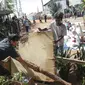 Puluhan warga manggarai berusaha memblokir dan menutup akses jalan yang mengarah ke RW 12 Manggarai, Jakarta, Rabu (26/4). Mereka menolak penggusuran rumahnya oleh PT KAI yang akan dibangun Double Double Track (DDT). (Liputan6.com/Faizal Fanani)