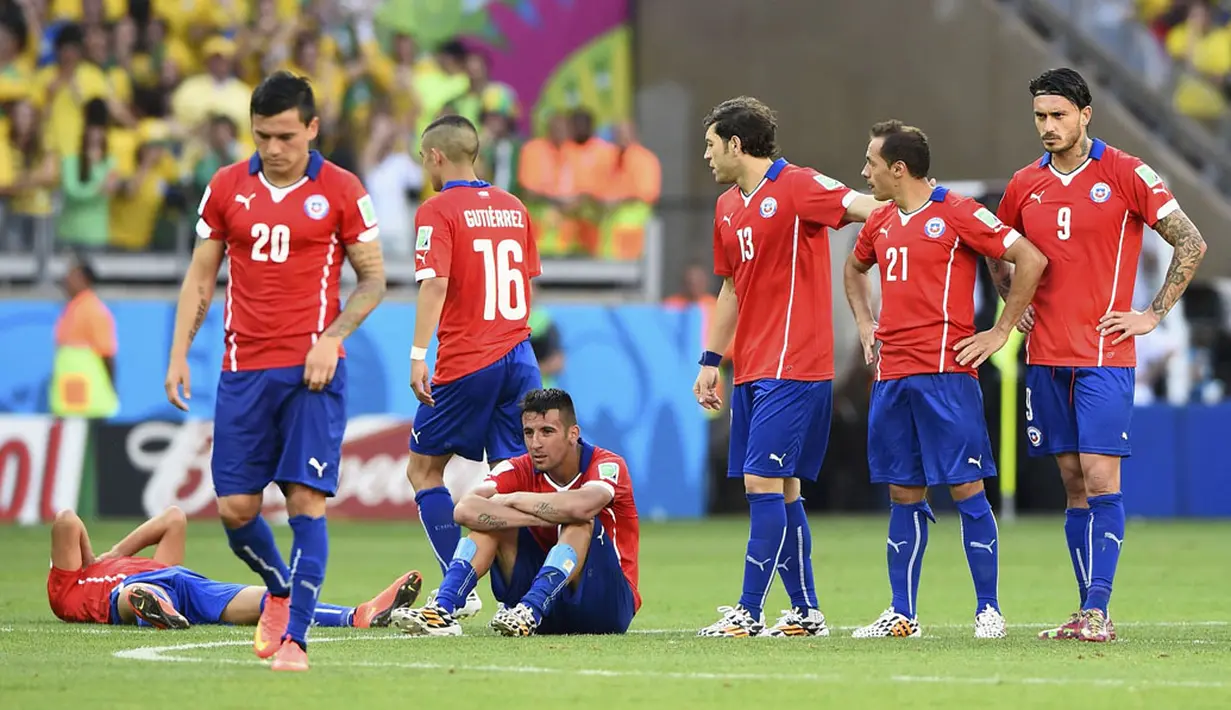 Pemain Timnas Chile tertunduk lesu usai dikalahkan Brasil 1-1 (2-3) di babak 16 besar Piala Dunia 2014 di Stadion Mineirao, Belo Horizonte, (28/6/2014). (REUTERS/Sergio Perez)