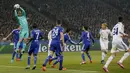 Kiper Chelsea, Asmir Begovic, mengamankan gawangnya dari serangan pemain Dynamo Kiev dalam lanjutan Grup G Liga Champions di Stadion Olympic, Kiev, Ukraina, Rabu (21/10/2015) dini hari WIB. (EPA/Roman Pilipey)