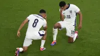 Jude Bellingham dan Trent Alexander Arnold melakukan selebrasi unik usai Inggris mencetak gol ke gawang Serbia pada laga grup C Euro 2024 (AP)