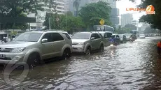 Banjir juga melanda kawasan Stasiun Gambir. Laju kendaraan menjadi tersendat dan menimbulkan kemacetan panjang (Liputan6.com/Hanz Jimenez).