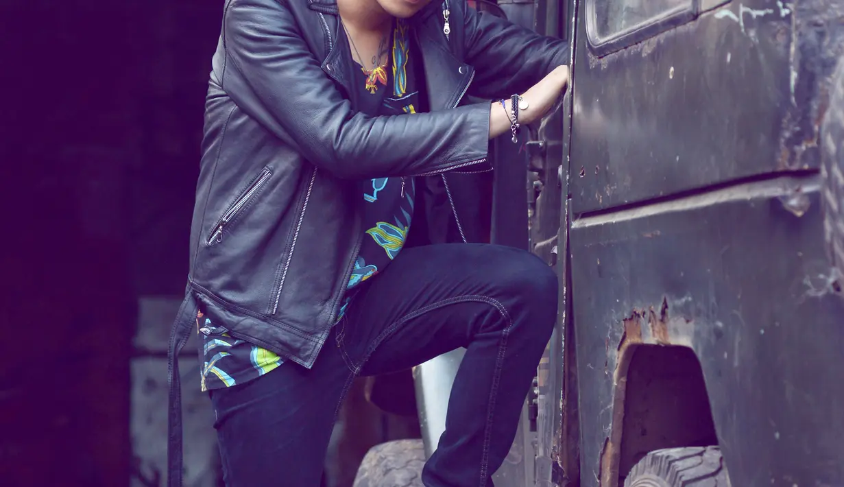 Kevin Julio menenangkan sang bunda Nancy, yang masih tak percaya kalau suaminya sudah pergi untuk selamanya. 