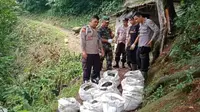 Tumpukan karung berisi sampah pakaian di Situs Budaya Nagara Padang. (Dok. Polsek Ciwidey, Kabupaten Bandung).