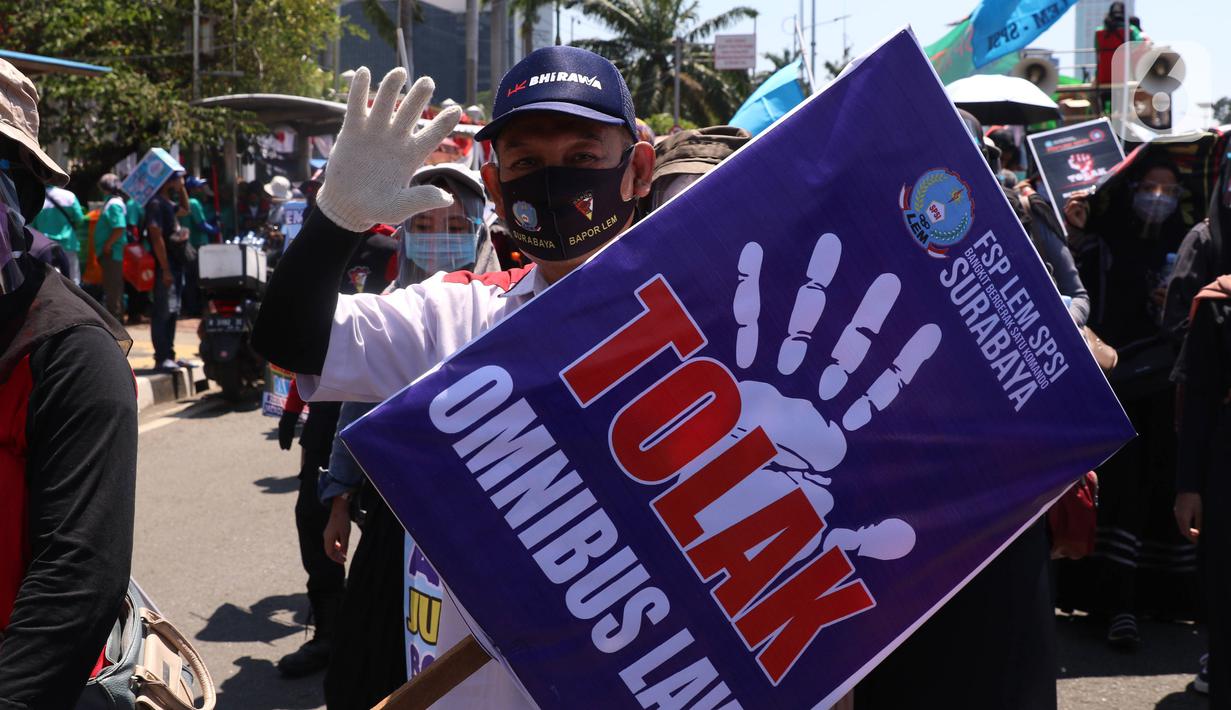 Buruh saat melakukan aksi di depan Gedung DPR RI, Jakrta, Selasa (25/8/2020). Aksi tersebut menolak draft omnibus law RUU Cipta Kerja yang diserahkan pemerintah kepada DPR. (Liputan6.com/Angga Yuniar)
