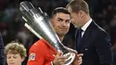 Selama membela panji Selecao das Quinas, Ronaldo sukses mempersembahkan gelar juara Euro 2016 serta UEFA Nations League 2018-2019 dan 2024-2025. (John MACDOUGALL/AFP)