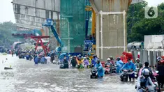 Pengendara mendorong motornya melintasi banjir di Jalan Raya Bekasi, Jakarta Timur, Selasa (25/2/2020). Banjir akibat hujan yang melanda Bekasi sejak Selasa (25/2) dini hari memutus beberapa titik jalan raya di wilayah setempat. (merdeka.com/Imam Buhori)