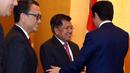 Perdana Menteri Jepang Shinzo Abe (kanan) menyapa Wakil Presiden Jusuf Kalla sebelum melakukan pertemuan bilateral di Tokyo, Jepang, Senin (5/6). Pertemuan itu membahas peningkatan penerimaan tenaga kerja Indonesia ke Jepang. (Tim Media Wapres)