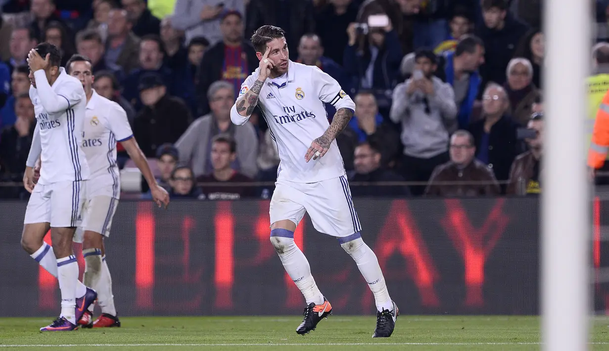 Sergio Ramos memberikan salam hormat spesial untuk fans usai mencetak gol ke gawang Barcelona pada laga El Clasico di Camp Nou Stadium, Barcelona, (03/12/2016), Barcelona bermain imbang 1-1. (AFP/Josep Lago)