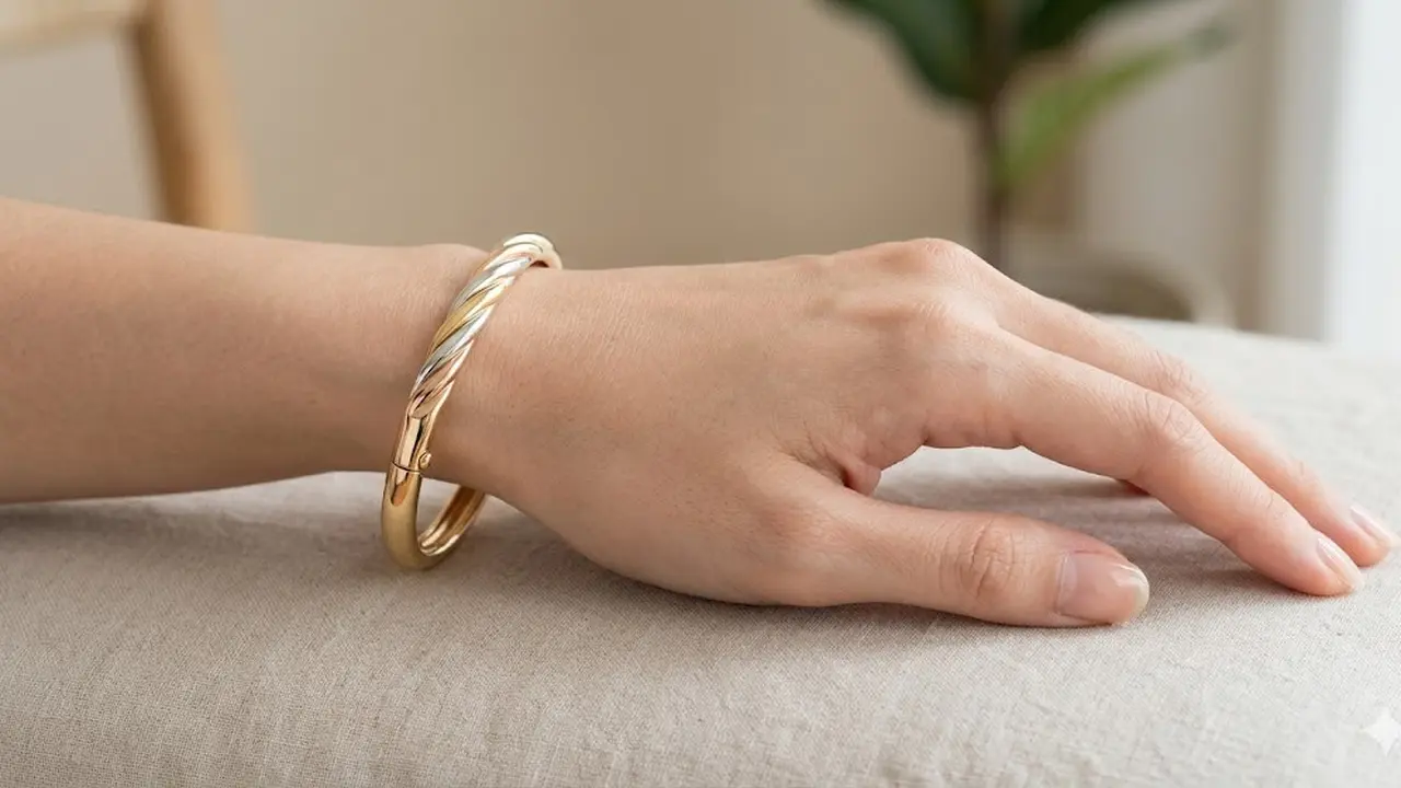 Gelang Emas Twist Tiga Warna yang Membuat Tangan Terlihat Lebih Ramping