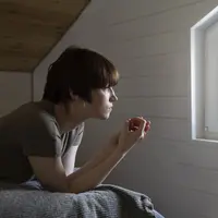 Wanita terdiam di ruangan copyright/freepik