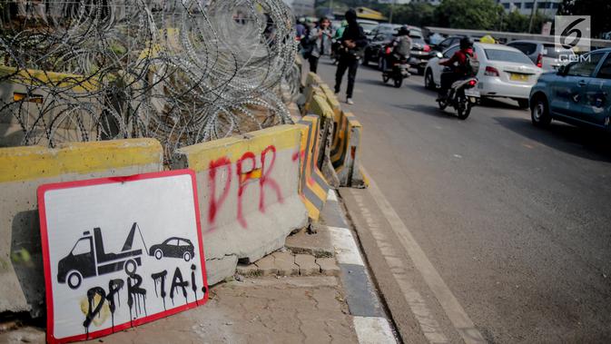 Coret-coretan menghiasi tembok di sekitar Gedung DPR/MPR RI, Jakarta, Selasa (24/9/2019). Demonstrasi mahasiswa dari berbagai kampus yang menolak pengesahan RUU Kitab Undang-Undang Hukum Pidana (KUHP) tercoreng oleh aksi coret-coretan. (Liputan6.com/Faizal Fanani)