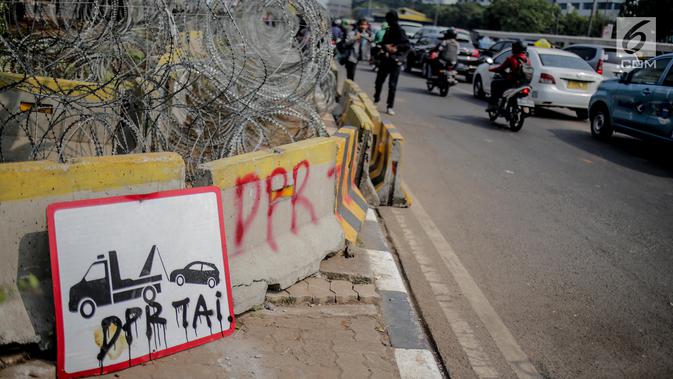 Coret-coretan menghiasi tembok di sekitar Gedung DPR/MPR RI, Jakarta, Selasa (24/9/2019). Demonstrasi mahasiswa dari berbagai kampus yang menolak pengesahan RUU Kitab Undang-Undang Hukum Pidana (KUHP) tercoreng oleh aksi coret-coretan. (Liputan6.com/Faizal Fanani)