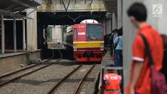 Penumpang bersiap menaiki rangkaian kereta Commuter Line di Stasiun Manggarai, Jakarta, Selasa (22/1). PT. Kereta Commuter Indonesia (KCI) menutup jalur 10 Stasiun Manggarai tujuan Depok dan Bogor sejak 23 Januari - 8 Maret 2019. (Merdeka.com/Imam Buhori)