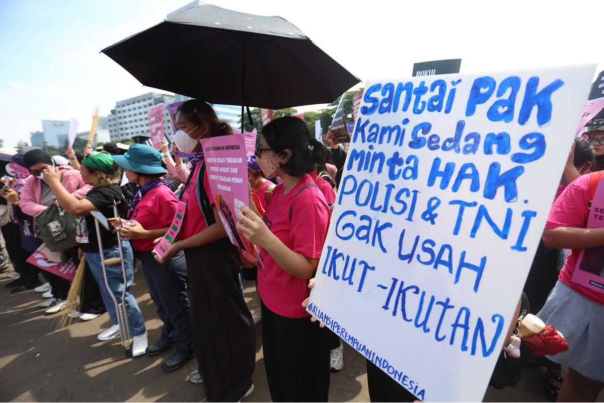 FOTO: Perempuan Turun ke Jalan, Suarakan Keadilan dan Hentikan Kekerasan